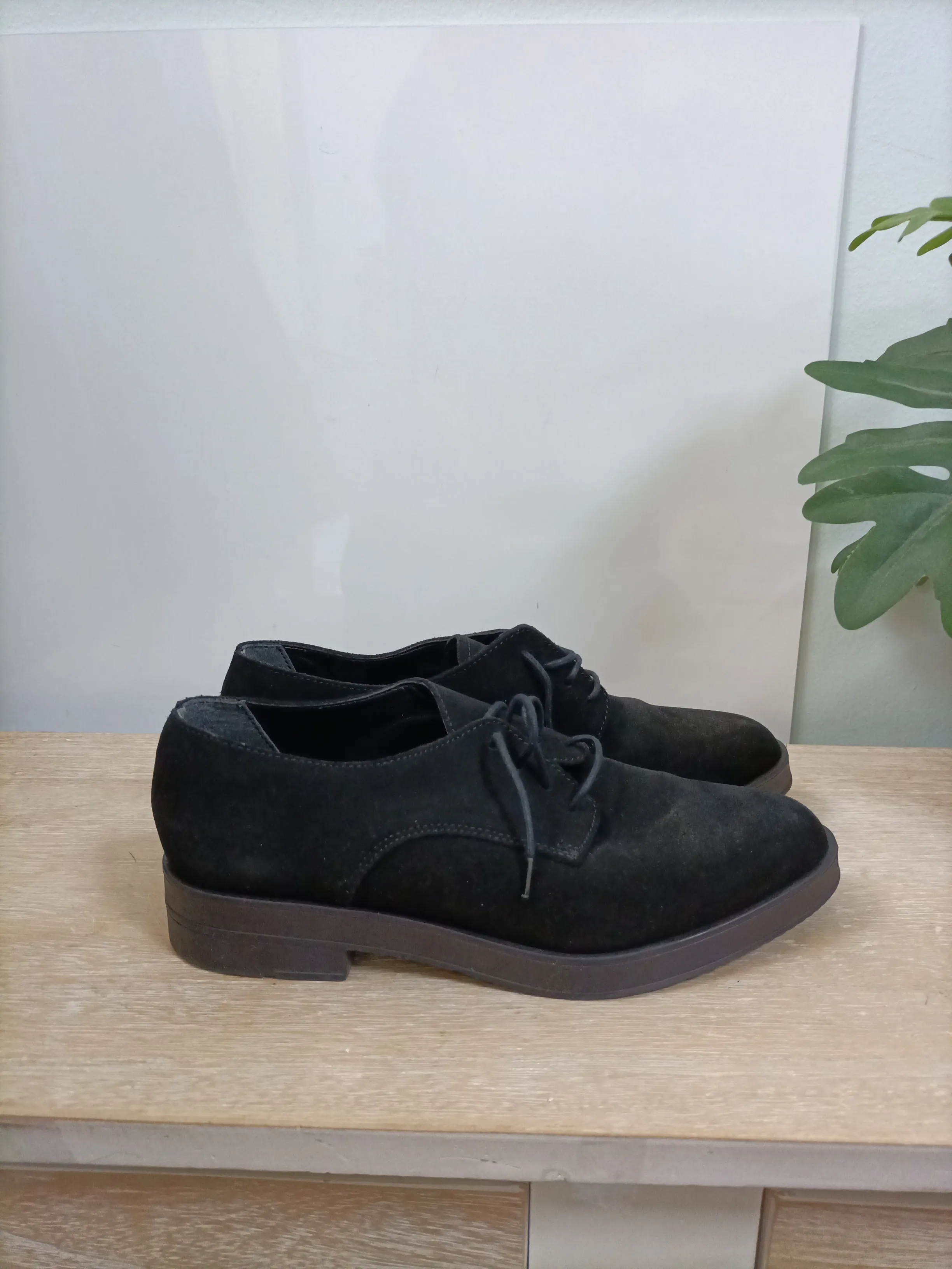 CAMILAS. zapato negro antelina T.38