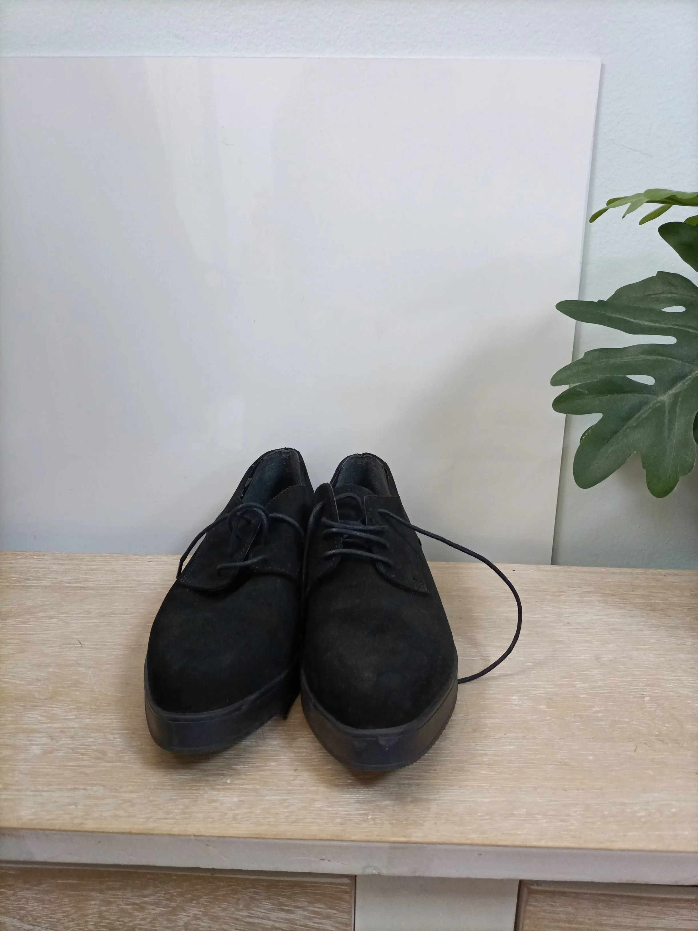 CAMILAS. zapato negro antelina T.38