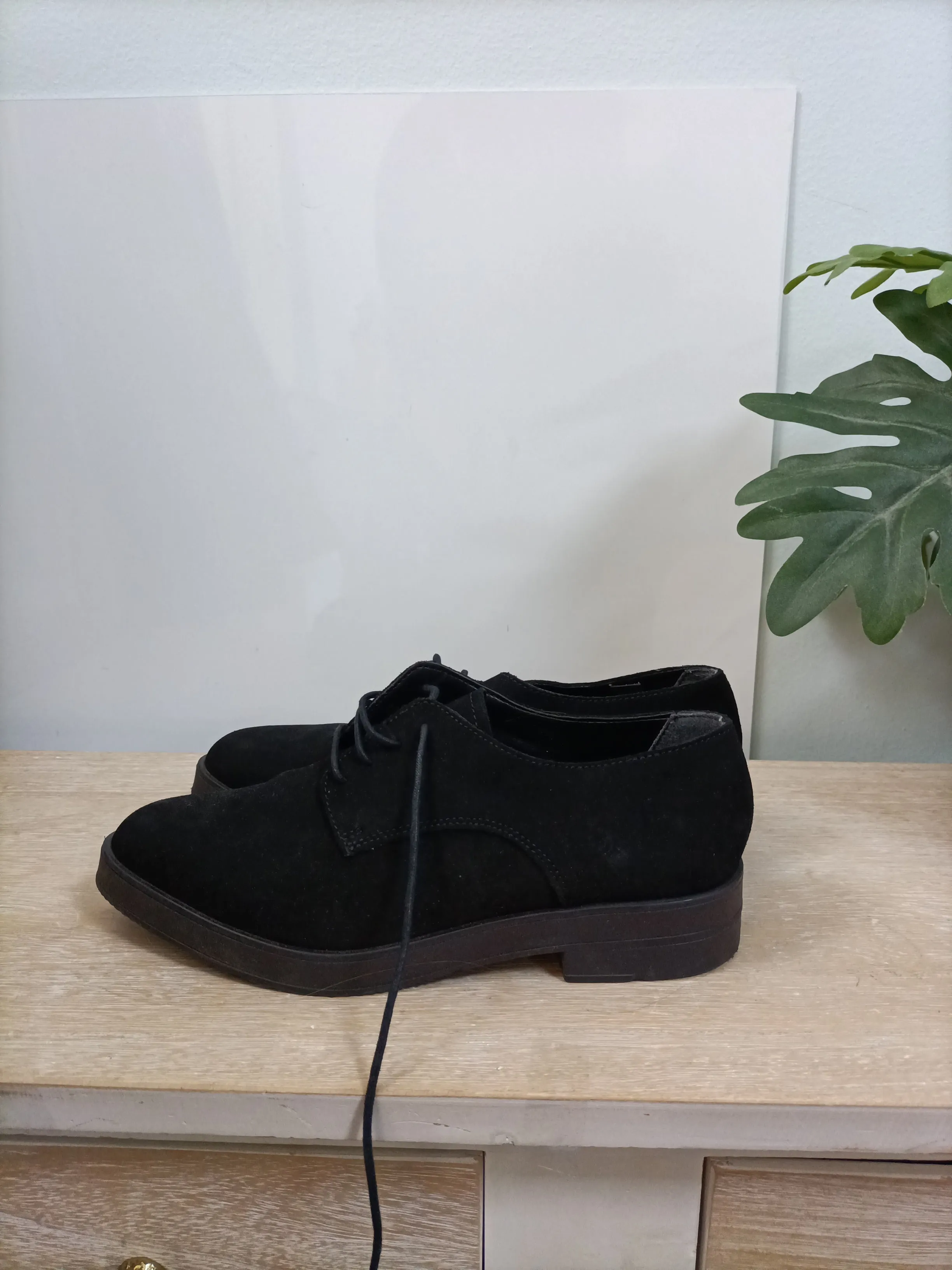 CAMILAS. zapato negro antelina T.38