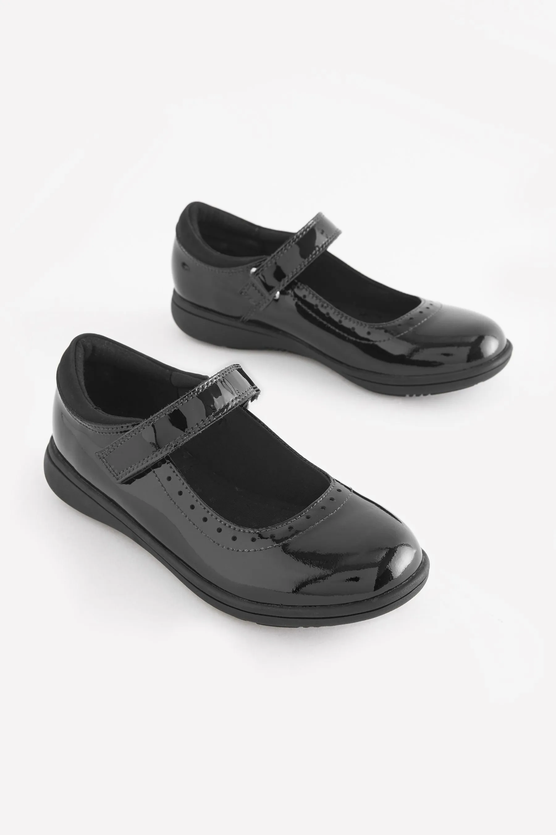 Charol negro - Merceditas escolares con detalle estilo Oxford de cuero