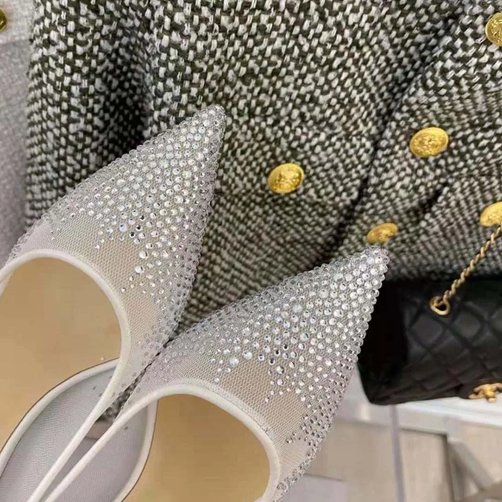 Jimmy Choo Mujeres Love 85 Zapatos de tacón con punta en punta de malla blanca con cristales degradados