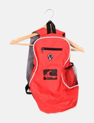 MKT Studio Mochila roja ribete blanco