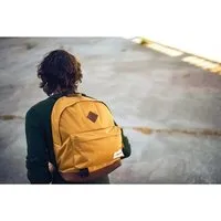 MOCHILA EASTPAK Fondo cuero Wyoming Into 24 litros EK81116Q Into Mustard Mostaza