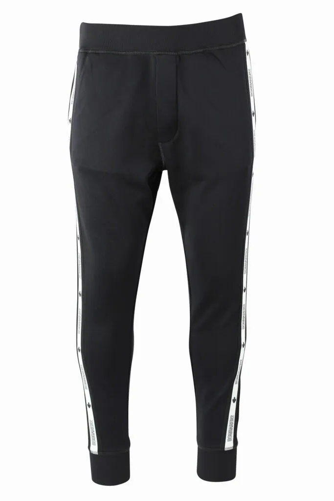 Pantalón negro con logo lateral