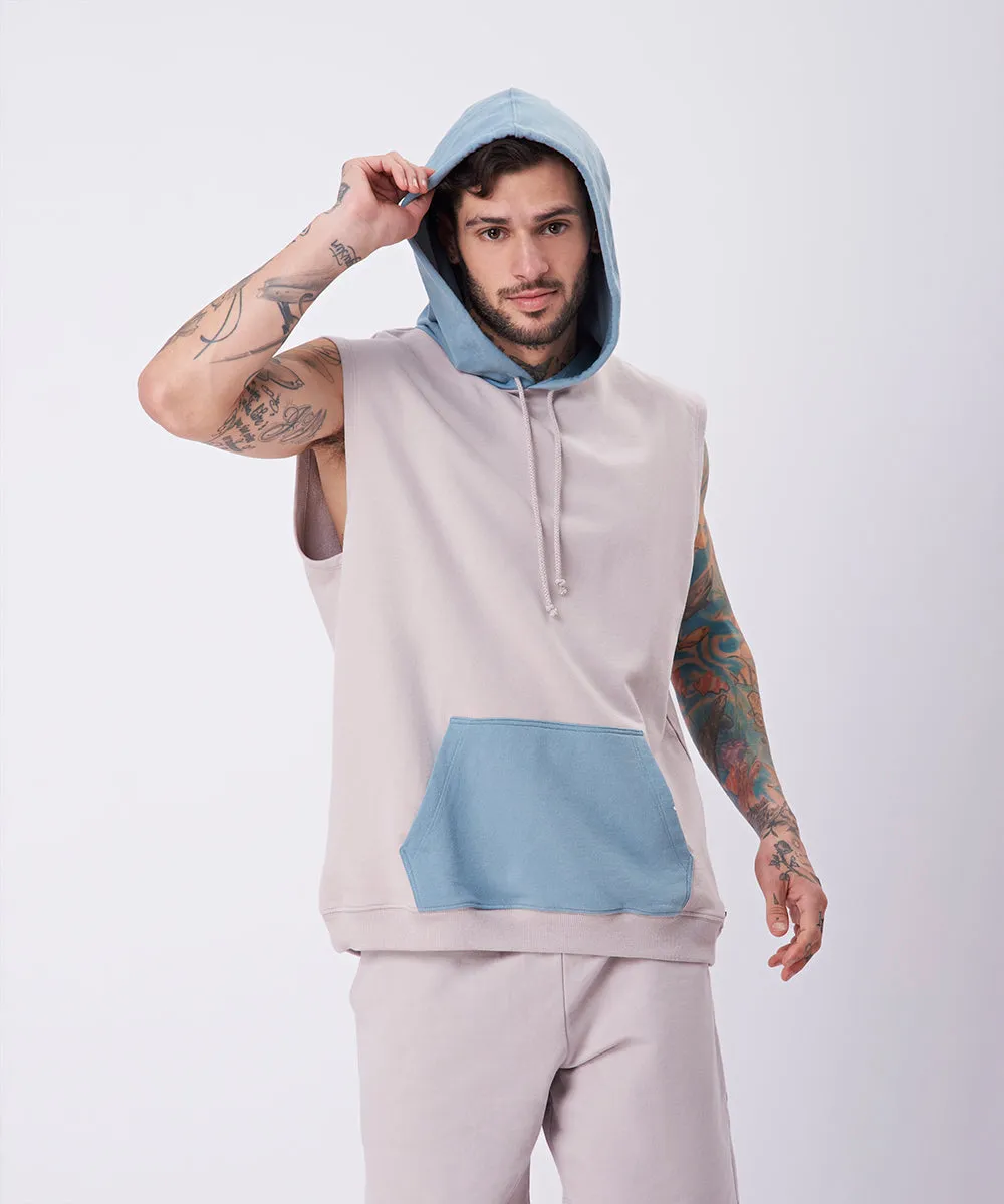 POLERA MANGA CERO CON CAPUCHA Y BOLSILLO EN CONTRASTE PV23 GRIS