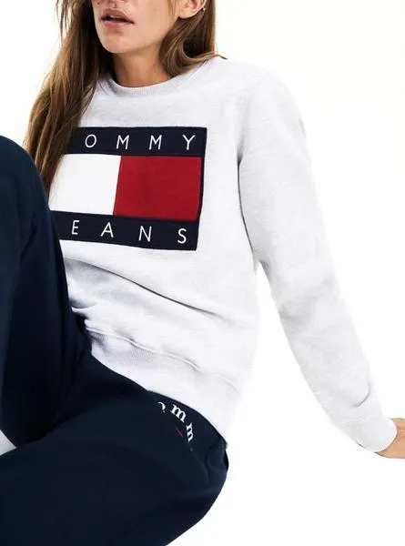 sudadera tommy jeans flag crew gris para mujer