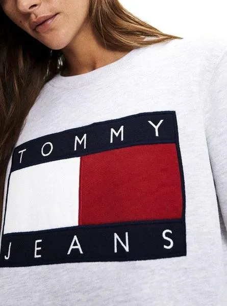 sudadera tommy jeans flag crew gris para mujer