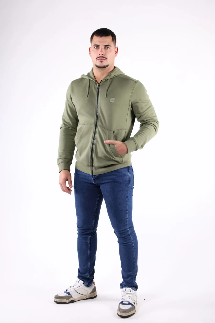 Sudadera verde militar con capucha y cremalleras con minilogo 