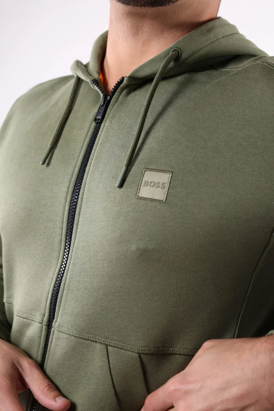 Sudadera verde militar con capucha y cremalleras con minilogo 