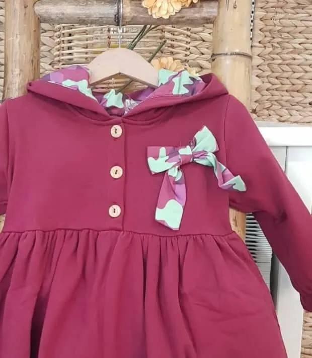 Vestido capucha camuflaje Mon Petit Burdeos R190543